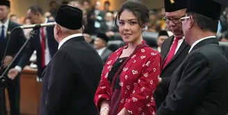 Saat acara tersebut, Tina Toon pun memilih mengenakan kebaya jumputan warna merah dengan bagian depan memiliki aksen warna hitam. [@tinatoon101]