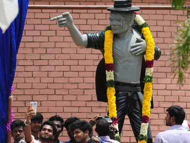 Sejumlah mahasiswa saat berfoto dan melihat patung bintang pop AS Michael Jackson di Chennai, India, Kamis (7/4). Patung ini dibangun disebuah Universitas ternama di India. (Arun Sankar/AFP)
