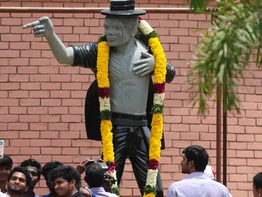 Sejumlah mahasiswa saat berfoto dan melihat patung bintang pop AS Michael Jackson di Chennai, India, Kamis (7/4). Patung ini dibangun disebuah Universitas ternama di India. (Arun Sankar/AFP)