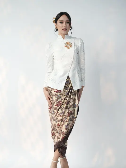 Kebaya Janggan karya Sapto Djojokartiko itu dipadukan dengan kain batik dan open toe heels [@yasminnapper]