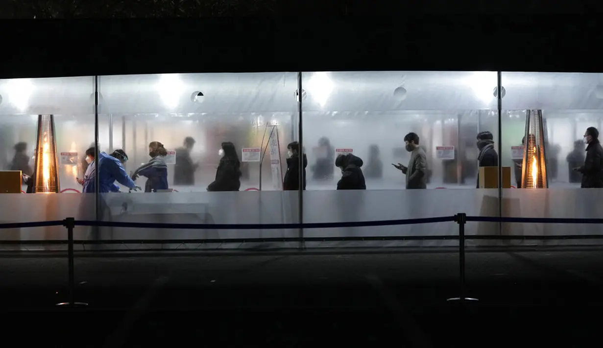 Orang-orang menunggu tes virus corona COVID-19 di tempat pengujian darurat, Seoul, Korea Selatan, Rabu (26/1/2022). Korea Selatan mulai memberlakukan aturan baru untuk merespons kasus COVID-19 baru yang melonjak hampir 50 persen dalam sehari. (AP Photo/Ahn Young-joon)
