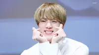 Pamer Foto, Jin BTS Merasa Sudah Tampan Sejak Kecil