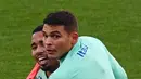Bek Brasil Thiago Silva (kanan) dan penyerang Brasil Gabriel Jesus mengikuti sesi latihan di tempat latihan Continassa di Turin, Italia, Selasa (15/11/2022). Para pemain yang dipanggil Tite untuk membela Brasil di Piala Dunia 2022 digembleng Continassa hingga 20 November 2022. (Vincenzo PINTO / AFP)
