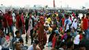 Ribuan pengunjung duduk dipinggir pantai menunggu pergantian tahun baru di Ancol, Jakarta, Sabtu (31/12). Kawasan Ancol menjadi tempat favorit masyarakat untuk menikmati pergantian malam tahun baru 2016 menuju 2017 di Jakarta. (Liputan6.com/Angga Yuniar)