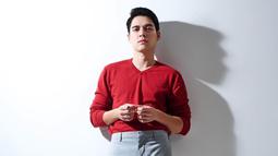 Maxime Bouttier menyebut adu akting dengan dua peraih Piala Oscar adalah mimpi yang jadi nyata. Itu tampak dari unggahan terbarunya di Instagram berupa sesi pemotretan bareng fotografer Karina Yasmine. Menyertai empat foto ini, ia menulis dalam bahasa Inggris, “Mimpi seperti riak sungai yang berubah-ubah saat mengalir dan seorang pemimpi bagaikan kapal yang harus mengikuti kemana arus membawanya.” (Foto: Dok. Instagram @bouttier_maxime)