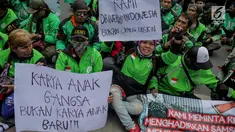 Pengemudi ojek online berunjuk rasa di depan kantor Kedutaan Besar Malaysia, Jakarta, Selasa (3/9/2019). Mereka protes terhadap penyataan kontroversial bos Big Blue Taxi, perusahaan taksi Malaysia, terkait rencana Gojek mengaspal di Negeri Jiran. (Liputan6.com/Faizal Fanani)