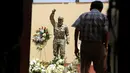 Karangan bunga diletakkan di dekat patung Fidel Castro setelah pengumuman kematiannya di Kedubes Kuba di Lima, Peru, Senin (28/11). Pemimpin revolusioner Kuba Fidel Castro meninggal dunia pada usia 90 tahun pada 25 November kemarin. (REUTERS/Mariana Bazo)