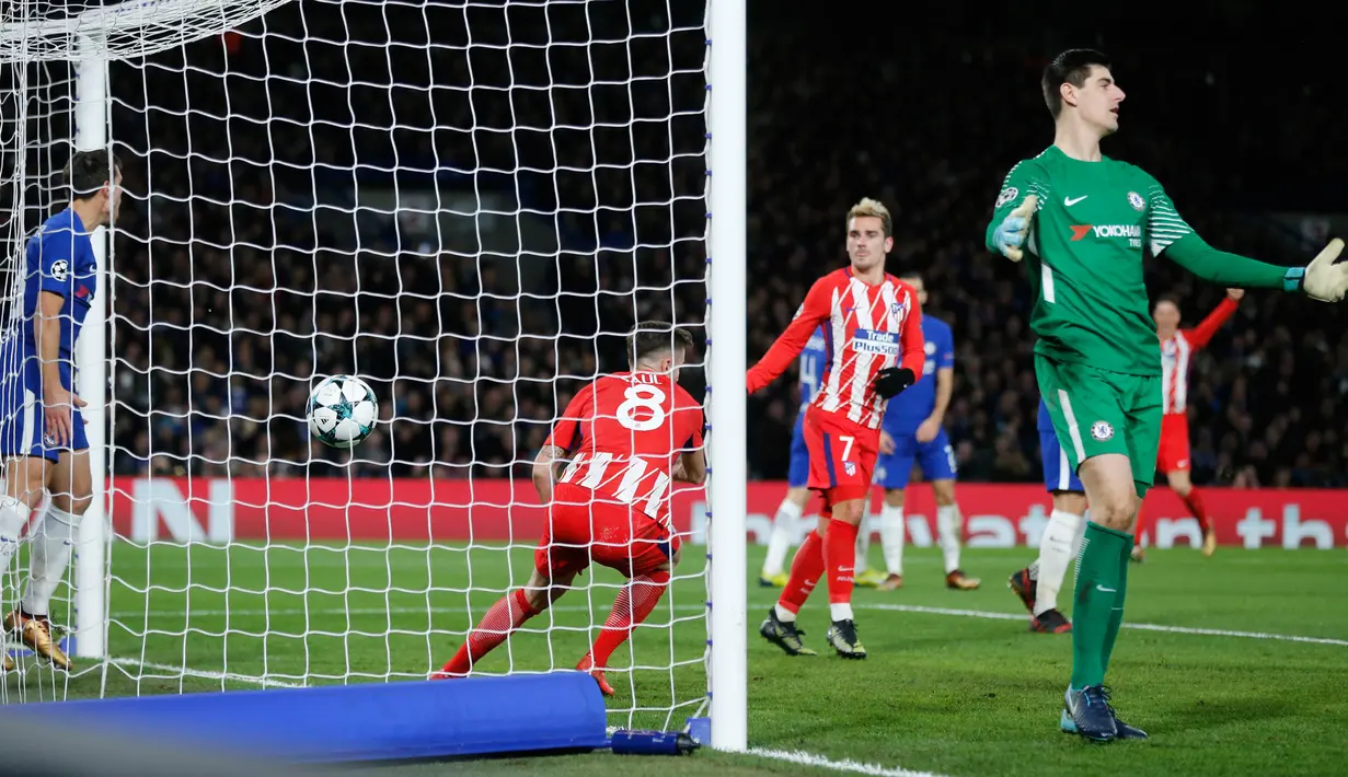 Pemain Atletico Madrid, Saul Niguez (8) berhasil mencetak gol ke gawang Chelsea pada matchday terakhir Grup C Liga Champions di Stamford Bridge, Rabu (6/12). Atletico Madrid gagal melangkah ke babak 16 besar setelah bermain imbang 1-1. (AP/Frank Augstein)