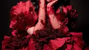 Penampilan Fuji An dengan gaun merah ini berhasil mencuri perhatian netizen. Dalam pemotretannya, ia juga terlihat menggunakan sarungan tangan berwarna senada dengan detail ornamen mawar. (Liputan6.com/IG/@fuji_an)