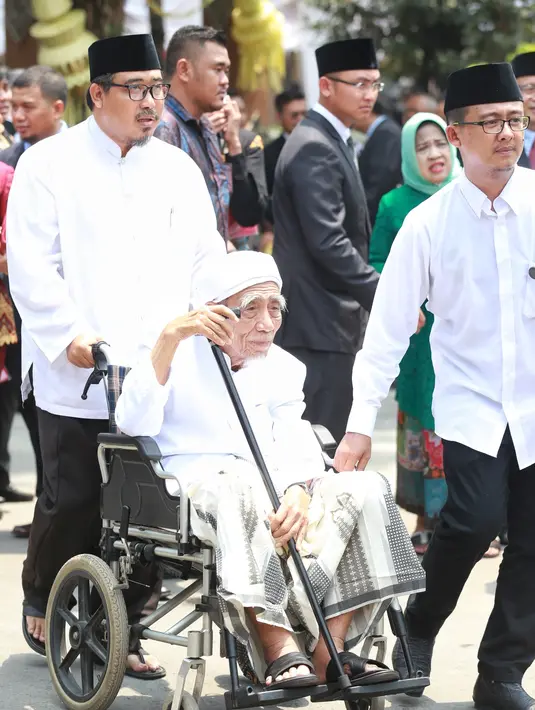 Tidak hanya para pejabat, pada mantu anak keduanya Jokowi juga mengundang para tokoh masyarakat, artis, pedangang pasar, pedagang kaki lima serta warga sekitar kediamannya. (Adrian Putra/Bintang.com)