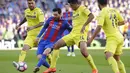 Aksi Lionel Messi melewati adangan para pemain Villareal pada lanjutan La Liga pekan ke-36 di Camp Nou stadium, Barcelona (6/5/2017). Barcelona menang 4-1. (AP/Manu Fernandez)