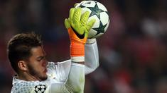 Kiper Benfica, Ederson Moraes, menangkap bola pada laga melawan Dynamo Kiev pada fase group liga Champions di Stadion Luz, Lisbon, Portugal. (01/12/2016). (EPA/Manuel De Almeida)