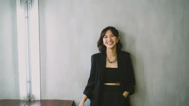 10 Pesona Misterius Sheila Dara Aisha Kenakan Blazer yang Bisa Jadi Inspirasi OOTD