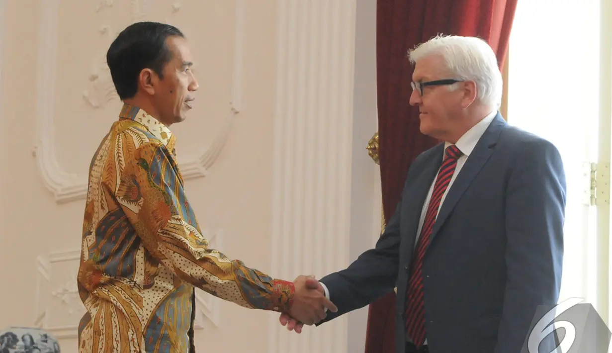 Menteri Luar Negeri Jerman Frank Walter Steinmeier berjabat tangan dengan Presiden Jokowi di Istana Merdeka, Jakarta, Senin (3/11/2014). (Liputan6.com/Herman Zakharia)