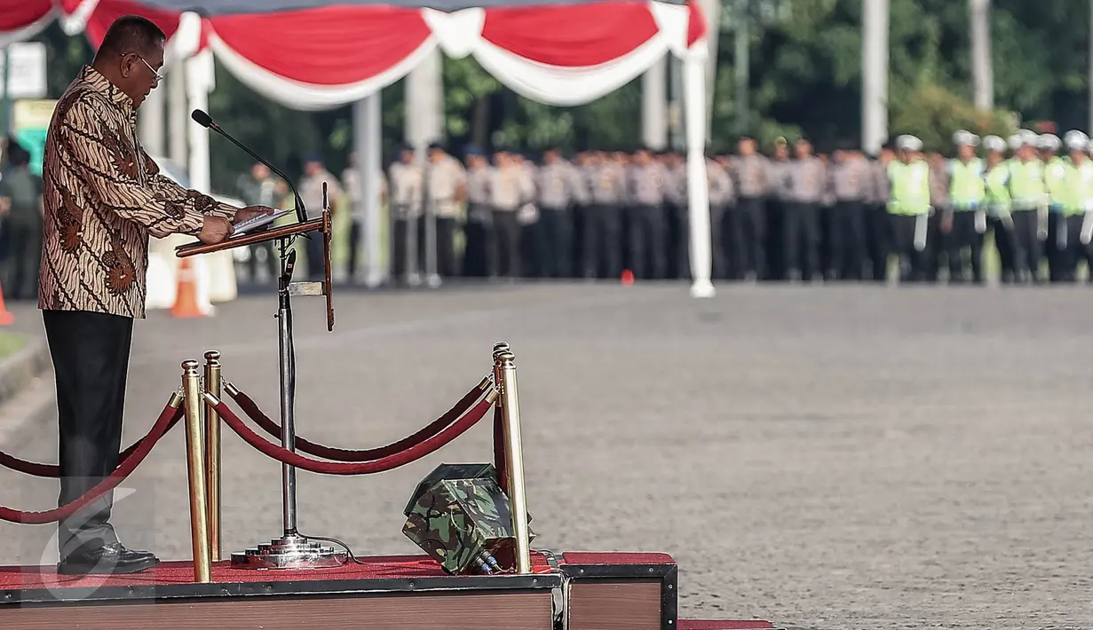 Menteri Pertahanan Ryamizard Ryacudu memimpin Apel Gelar Nasional Bela Negara 2016 di Silang Monas, Jakarta, Selasa (23/8). Kegiatan ini dalam rangka melanjutkan Gerakan Nasional Bela Negara yang dicanangkan Presiden Jokowi. (Liputan6.com/Faizal Fanani)