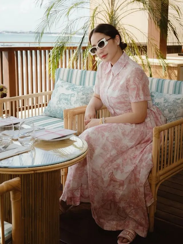 Gaya Mahal Nagita Slavina Serba Dior saat Liburan ke Bali. [@raffinagita1717]