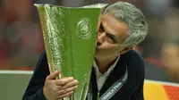Pelatih Manchester United, Jose Mourinho, mencium trofi usai menjuarai Piala Europa dengan mengalahkan Ajax Amsterdam pada final Liga Europa di Friends Arena, Stockholm, Rabu (24/05/2017). Manchester United menang 2-0.(EPA/Peter Powell)