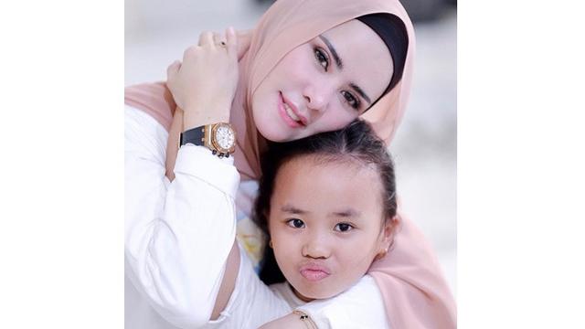 Jarang Tersorot, Ini 7 Momen Manis Angel Lelga dan Sang Putri