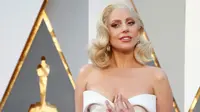 Penyanyi Lady Gaga berpose di red carpet Piala Oscar 2016 di Hollywood, California, Minggu (28/2). (REUTERS/Lucy Nicholson)