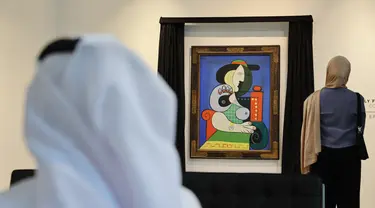 Pengunjung melihat lukisan Pablo Picasso 'Femme à la montre' yang dipamerkan di Sotheby's Dubai pada tanggal 25 September 2023. (Giuseppe CACACE / AFP)