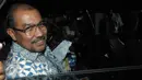 Nono Sampono memasuki mobil usai menjalani pemeriksaan KPK, Jakarta, Senin (18/4). Nono diperiksa sebagai saksi untuk tersangka Sanusi terkait kasus dugaan suap pembahasan Raperda Reklamasi Teluk Jakarta. (Liputan6.com/Helmi Afandi)