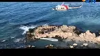 Pasukan penjaga pantai di Turki dengan menggunakan helikopter berusaha menyelamatkan para imigran di tengah cuaca buruk.