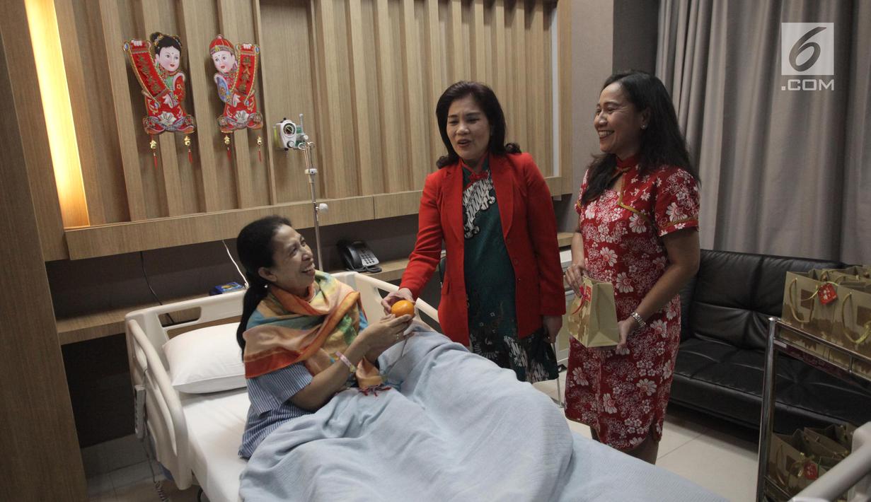 Dokter RS Siloam Susilawati (kanan) memberikan jeruk pada pasien di RS Siloam, Semanggi, Jakarta, Kamis (15/2). Hal ini dalam rangka merayakan Imlek. (Liputan6.com/Arya Manggala)