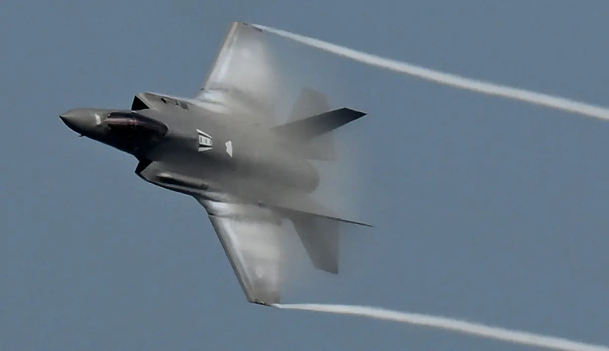 Sebuah jet tempur F35 milik Angkatan Udara Australia tampil dalam Bali International Airshow 2024 di Bandara Internasional Ngurah Rai, Bali, pada Jumat 20 September 2024. (SONNY TUMBELAKA/AFP)