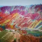 Rainbow Mountain akan memanjakan mata Anda dengan pemandangan warna-warni yang berasal dari punggung gunung. (Foto: Huffingtonpost)