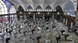 Umat muslim menerapkan jaga jarak aman atau physical distancing saat melaksanakan salat Jumat berjemaah selama Ramadan di Masjid Data Darbar, Lahore, Pakistan, Jumat (1/5/2020). Umat muslim dunia melaksanakan Ramadan tahun ini di tengah pandemi COVID-19. (ARIF ALI/AFP)