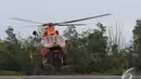 Helikopter Basarnas yang telah membawa jenazah dari KRI Banda Aceh tiba di Lanud Iskandar, Kalteng, Rabu (7/1/2015). Pelaksanaan operasi yang sudah memasuki hari ke-11 sudah mengevakuasi sebanyak 41 jenazah.(Liputan6.com/Andrian M Tunay)
