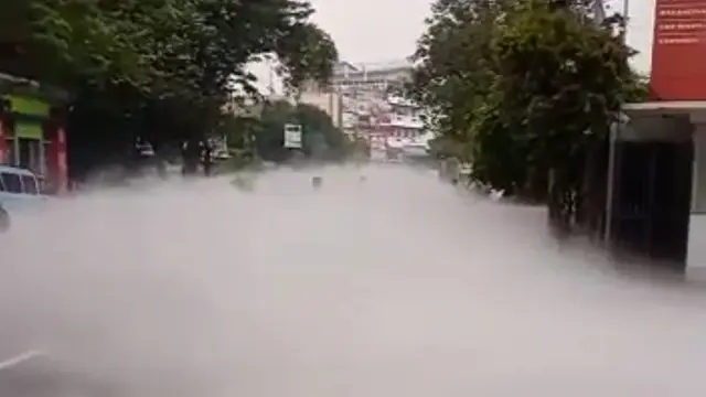 Kabut asap putih gas CO2 menyelimuti ruas jalan di sepanjang Jalan Gatot Subroto, Cimone, Kota Tangerang, Banten, Rabu (6/7/2022) pagi. Lalu lintas pun tersendat akibat insiden ini. (Istimewa)