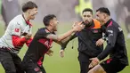 Para pemain dan suporter Bayer Leverkusen merayakannya di lapangan setelah meraih gelar juara Bundesliga 2023/2024 dengan dengan mengalahkan Werder Bremen di BayArena, Minggu (15/4/2024) malam WIB. (AP Photo/Martin Meissner)