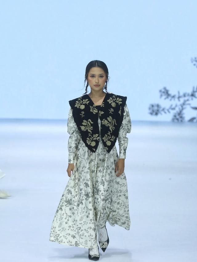 Jennifer Coppen  Kenakan Pakaian Brand Lokal di Panggung JFW 2025. [Adrian/Fimela]