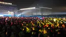 Antusiasme warga Korea Utara menyaksikan pertunjukan Tahun Baru 2019 di Kim Il Sung Square, Pyongyang, Selasa (1/1). Grup seni hingga opera memeriahkan perayaan Tahun Baru 2019 di Korea Utara. (AP Photo/Cha Song Ho)