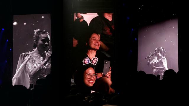 Momen saat Mira Lesmana terpukau dengan penampilan Yura Yunita yang menyanyikan lagu "Lihatlah Lebih Dekat"