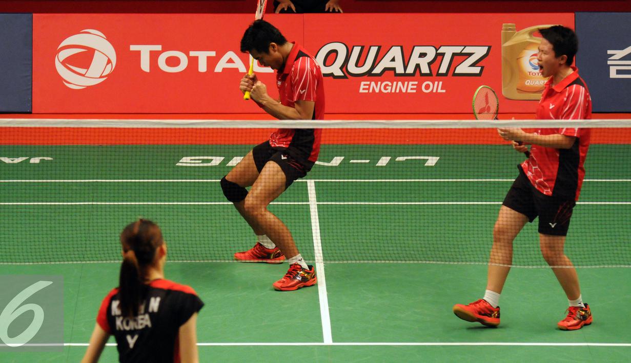 Ganda campuran Indonesia, Tontowi/Liliyana bersorak usai menumbangkan Ko Sung Hyun/Kim Ha Na di Total BWF World Championships 2015 di Istora Senayan, Jakarta, Jumat (14/8/2015). Tontowi/Liliyana unggul 21-8. 21-15. (Liputan6.com/Helmi Fithriansyah)