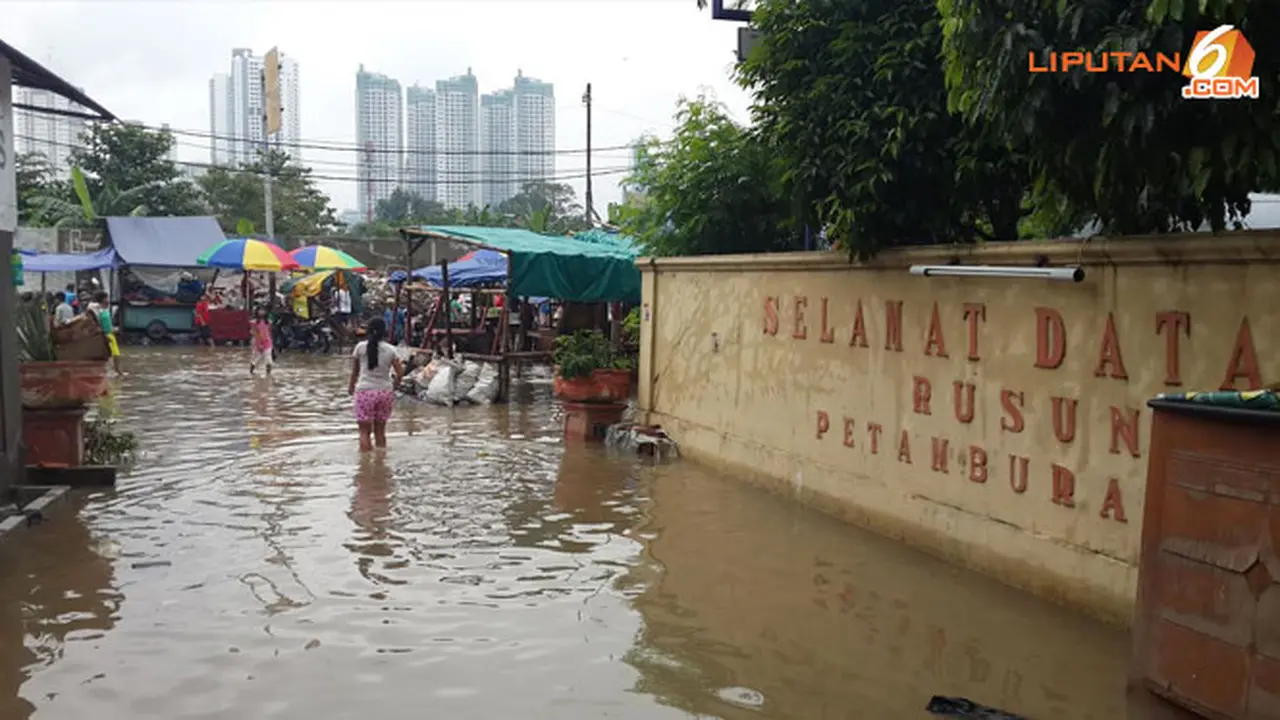 banjir-rusun-petamburan-140118b.jpg