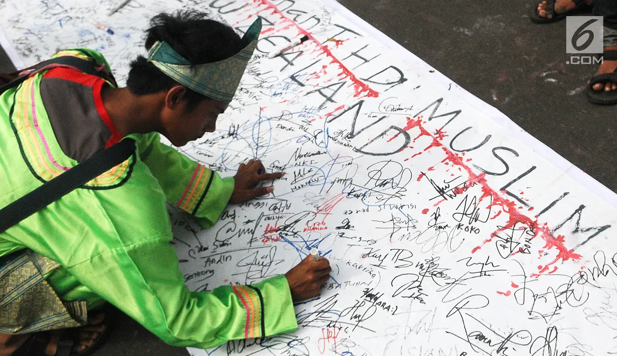 Warga mendandatangani pembunuhan terhadap muslim di Masjid Selandia Baru pada CFD di Bundaran HI, Jakarta, Minggu (17/3). Mereka mengutuk penembakan terhadap jemaah. (Liputan6.com/Herman Zakharia)