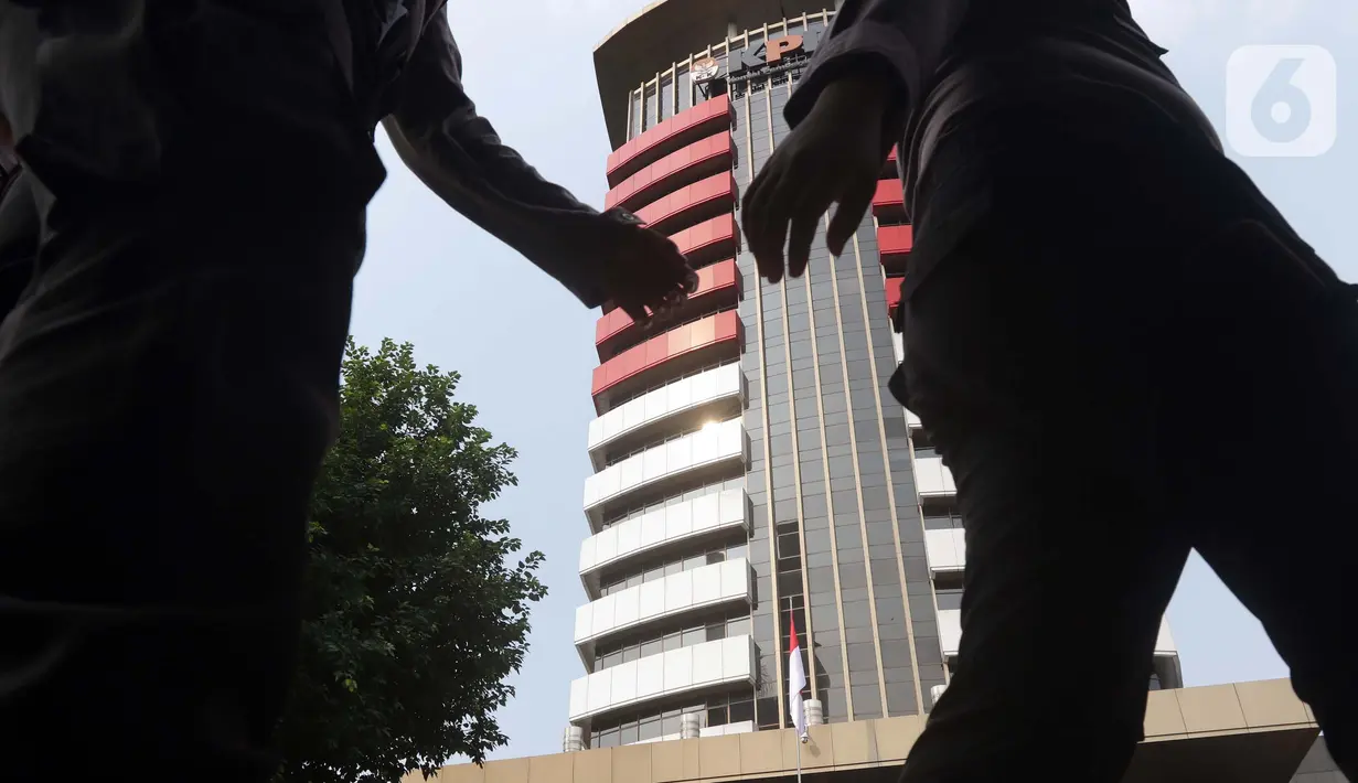 Petugas dari kepolisian melintas di sekitar Gedung Merah Putih KPK, Jakarta, Selasa (1/6/2021). Pengamanan gedung KPK dan sekitarnya diperketat terkait upacara pelantikan pegawai KPK menjadi Aparatur Sipil Negara. (Liputan6.com/Helmi Fithriansyah)
