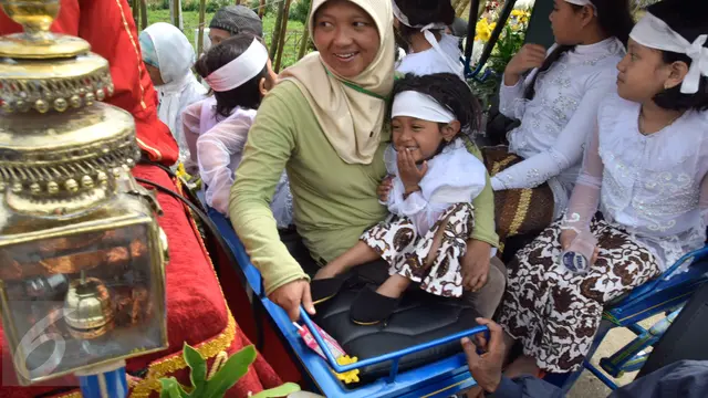 20160807-11 Anak Ikuti Ruwatan Potong Rambut Gimbal di Dieng