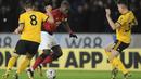 Gelandang Manchester United, Paul Pogba, berusaha melewati pemain Wolverhampton Wanderers pada laga Piala FA 2019 di Stadion Molineux, Sabtu (16/3). Wolverhampton menang 2-1 atas Manchester United. (AP/Rui Vieira)