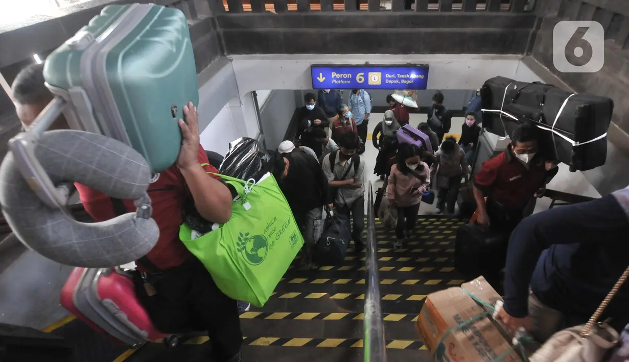 <p>Sejumlah penumpang kereta kereta api jarak jauh menuruni tangga pintu keluar di Stasiun Pasar Senen, Jakarta Pusat, Senin (9/5/2022). PT Kereta Api Indonesia (KAI) mengungkapkan gelombang arus balik pemudik pada H+7 Lebaran 2022 terpantau masih tinggi. Tercatat sebanyak 40.800 penumpang tiba pada hari Senin ini dikarenakan penundaan waktu sekolah dan pelaksanaan Work From (WFH). (merdeka.com/Iqbal S Nugroho)</p>