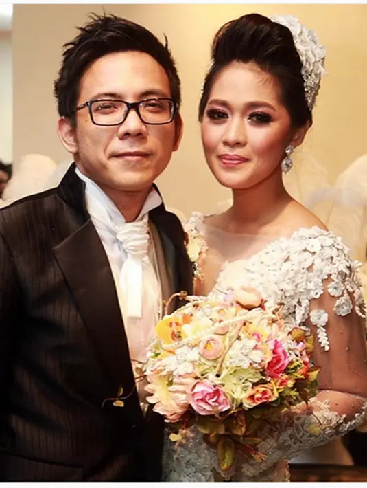 "Thank you, ya. Nanti aja, ya," ujar Indri saat ditanya wartawan usai menjadi host di sebuah acara di kawasan Kebon Jeruk, Jakarta Barat, Senin (9/5/2016).  (Instagram/graciaz14)