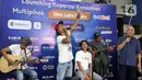 Grup band Slank bernyanyi bersama Menteri Koperasi dan UKM Teten Masduki (kanan) usai peluncuran Slankops di Basecamp Slank, Jakarta, Selasa (19/7/2022). Slank bersama Menteri Koperasi dan UKM Teten Masduki dan Menteri BUMN Erick Thohir bernyanyi bersama membawakan lagu 'Ku Tak Bisa' dan 'Balikin'. (Liputan6.com/Herman Zakharia)