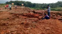 Tim Balai Arkeologi Yogyakarta bakal menguji karbon lapisan bawah Situs Sekaran di kawasan proyek Tol Malang - Pandaan (Liputan6.com/Zainul Arifin)
