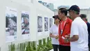 Presiden Joko Widodo melihat foto-foto pembangunan venue untuk Asian Games 2018 di kawasan Gelora Bung Karno, Jakarta, Sabtu (2/12/2017). Presiden meresmikan empat venue yang akan digunakan untuk Asian Games 2018. (Biro Pres Setpres/Kris)