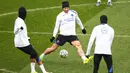 Kemenangan atas Newcastle nanti akan memuluskan langkah mempertahankan takhta juara sekaligus memastikan kelolosan ke fase gugur untuk ke 14 kalinya secara beruntun. Tampak dalam foto, bek Paris Saint-Germain asal Ukraina, Illia Zabarnyi (tengah) mengontrol bola selama sesi latihan di Campus Paris Saint-Germain di Poissy, pinggiran barat Paris pada Selasa 27 Januari 2026. (Franck FIFE/AFP)