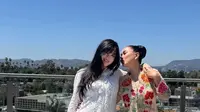 7 Model Kebaya Brokat Motif Bunga, Pilihan Titi DJ di Acara Pernikahan Putrinya Curi Perhatian