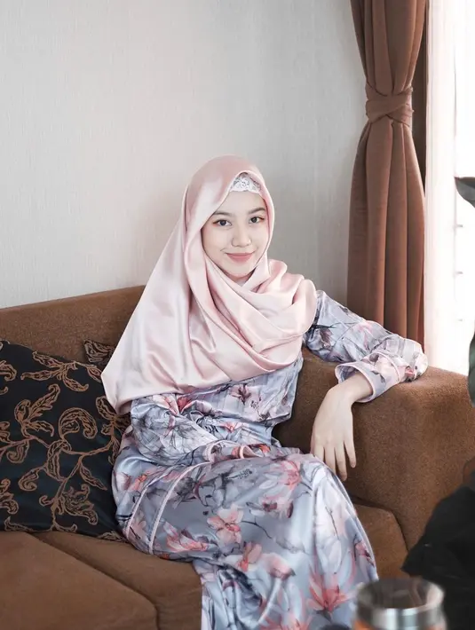 Banyak yang terpukau dengan kecantikan Ghea Indrawari saat memakai hijab. Gayanya yang terlihat lebih anggun membuat publik menyukai penampilan Ghea saat berhijab. Wajar saja jika banyak orang memuji penampilan Ghea yang menawan saat berhijab. (Liputan6.com/IG/@gheaindrawari)